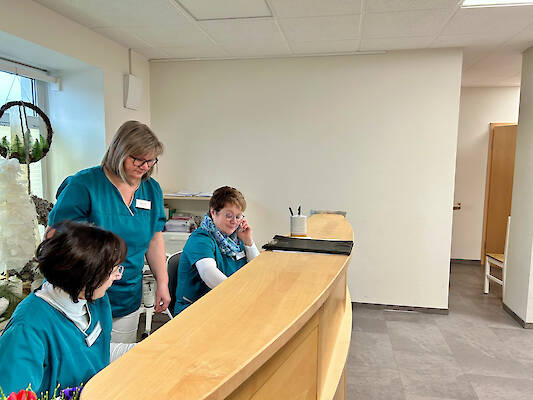 Mitarbeiterteam am Empfang